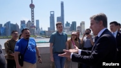 美國國務卿安東尼·布林肯（Antony Blinken）2024年4月25日在訪問上海外灘時與遊客交談。 （媒體聯訪照片）