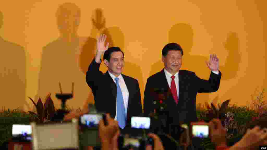 海峡两岸领导人历史性会面 （美国之音记者李逸华拍摄）