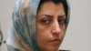 Aktivis HAM asal Iran, Narges Mohammadi, menghadiri pertemuan yang membahas soal hak perempuan di Teheran, Iran, pada 27 Agustus 2007. (Foto: AP/Vahid Salemi)