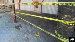 Una cinta de seguridad de la policía cubre el exterior de un restaurante tras un tiroteo entre narcotraficantes en Tulum, México, el 22 de octubre de 2021.