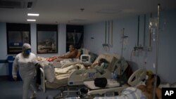 Pacientes con COVID-19 son atendidos el jueves 8 de abril de 2021 en el hospital municipal de Sao Joao de Meriti, en el estado de Río de Janeiro, Brasil.