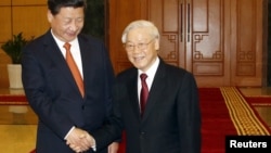 China's President Xi Jinping (L) and Vietnam's Communist Party General Secretary Nguyen Phu Trong shake hands at the Central Communist Party Office in Hanoi, Vietnam, 05 November 2015.