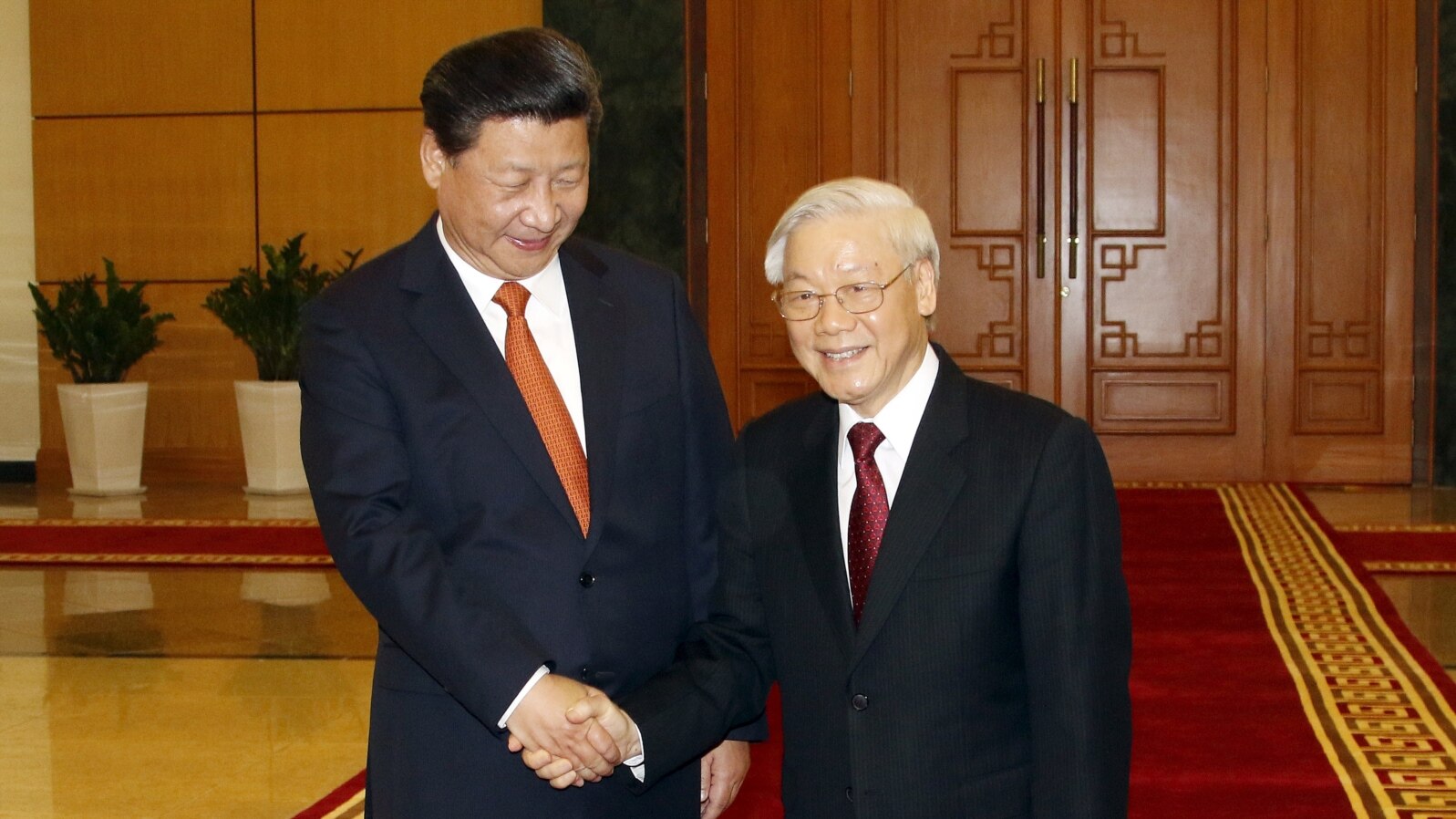 ប្រធានាធិបតី​ចិន Xi Jinping (រូប​ឆ្វេង) ចាប់​ដៃ​លោក Nguyen Phu Trong ​ប្រធាន​គណបក្ស​កុម្មុយនិស្ត​វៀតណាម​នៅ​ការិយាល័យ​គណបក្ស​កុម្មុយនិស្ត​កណ្តាល នៅ​ក្នុង​ក្រុង​ហាណូយ ប្រទេស​វៀតណាម កាលពី​ថ្ងៃទី៥ ខែវិចិ្ឆកា ឆ្នាំ២០១៥។