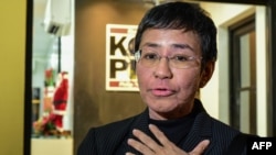 ທ.ນ. Maria Ressa, ເປັນຜູ້ກໍ່ຕັ້ງຮ່ວມ ແລະ CEO ຂອງໜັງສືພິມທາງອິນເຕີແນັດ Rappler ກ່າວຕໍ່ພວກນັກຂ່າວໃນຂະນະທີ່ທ່ານນາງອອກຈາກສານໄປ ພາຍຫລັງຈົບການພິຈາລະນາຄະດີຂອງທ່ານນາງໃນນະຄອນມະນີລາ, ວັນທີ 16 ທັນວາ, 2019 