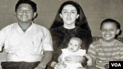 Foto keluarga Soetoro saat bermukim di Jakarta, dari kiri ke kanan: Lolo Soetoro, Ann Dunham memangku Maya yang masih bayi, dan Barack Obama.