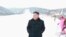 2013年12月31日，朝鲜领导人金正恩参观新建立的马息岭滑雪场。
