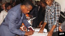 Le président Denis Sassou Nguessou dans un bureau de vote lors du référendum du 25 octobre 2015 à Brazzaville