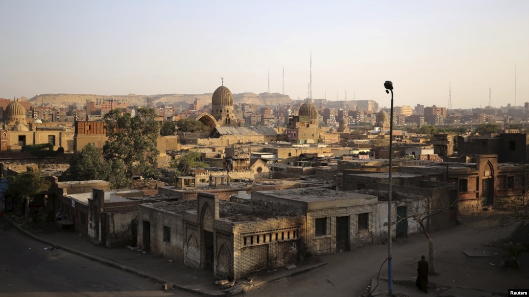 Suasana di kawasan Necropolis Kairo, Mesir, 14 Oktober 2015. (Foto: dok). Di Kairo Necropolis yang luas, yang dikenal sebagai Kota Orang Mati ini, kehidupan dan kematian saling berdampingan. Di tengah krisis perumahan di Mesir, dan dengan populasi Kairo diperkirakan telah mencapai sekitar 20 juta orang, warga menganggap dirinya beruntung apabila dapat memiliki tempat untuk dimakamkan di tempat pemakaman yang telah berusia ratusan tahun tersebut. (REUTERS / Asmaa Waguih).