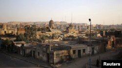 Suasana di kawasan Necropolis Kairo, Mesir, 14 Oktober 2015. (Foto: dok). Di Kairo Necropolis yang luas, yang dikenal sebagai Kota Orang Mati ini, kehidupan dan kematian saling berdampingan. Di tengah krisis perumahan di Mesir, dan dengan populasi Kairo diperkirakan telah mencapai sekitar 20 juta orang, warga menganggap dirinya beruntung apabila dapat memiliki tempat untuk dimakamkan di tempat pemakaman yang telah berusia ratusan tahun tersebut. (REUTERS / Asmaa Waguih).