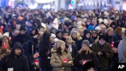 Ribuan warga turun ke jalan di Zagreb, Kroasia, dengan membawa lilin dalam pawai sunyi untuk mengenang insiden penikaman di sebuah sekolah di negara tersebut pada 23 Desember 2024. (Foto: AP)