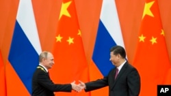 资料照：中国领导人习近平在北京人大会堂会晤到访的俄罗斯总统普京。（2018年6月8日）