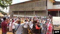 Une manifestation contre l'intention du gouvernement français de délivrer des visas gratuits entre Mayotte et l'archipel voisin Comores à Mamamoutzou, Mayotte, 25 septembre 2017.