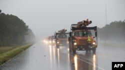 Truk-truk jasa penebangan pohon menuju ke Biloxi, Missippi, yang sudah dinyatakan dalam peringatan badai. Badai Nate bergerak ke arah pesisir Teluk Missisippi Mississippi, 7 Oktober 2017. 