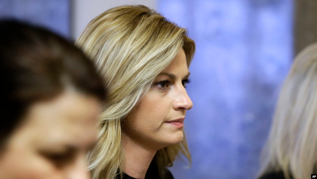 Penyiar olahraga, Erin Andrews (tengah)menghadiri sidang pengadilan di Nashville, Tennessee.