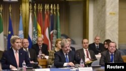 Menteri Luar Negeri AS John Kerry (kiri), Menteri Luar Negeri Italia Paolo Gentiloni (depan tengah) dan wakil khusus PBB Martin Kobler (depan kanan) ikut konferensi internasional di Kementerian Luar Negeri di Roma, 13 Desember 2015. 