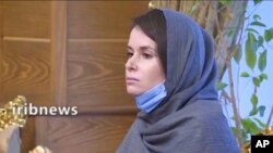کائیلی مور گلبرٹ کی یہ تصویر ایرانی ٹیلی وژن پر دکھائی جانے والی ایک ویڈیو سے لی گئی ہے۔ 25 نومبر 2020