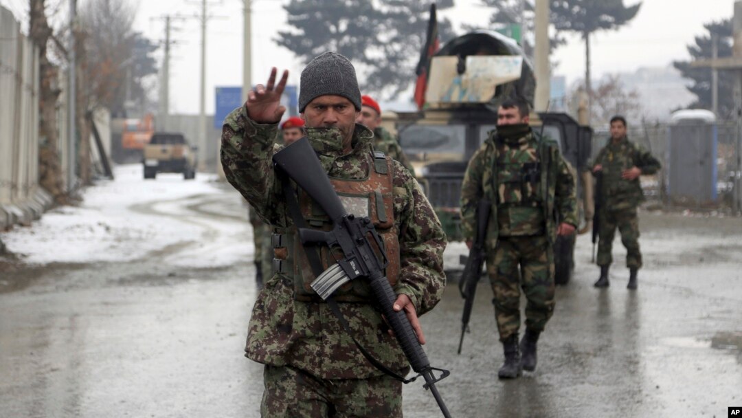 Pasukan keamanan Afghanistan siaga di pintu masuk Akademi Militer Marsekal Fahim, pasca serangan militan di Kabul, Senin (29/1). 
