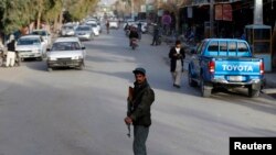 Seorang polisi Afghanistan berjaga di sebuah tempat pemeriksaan di provinsi Farah, Afghanistan Barat. (Foto: dok). 