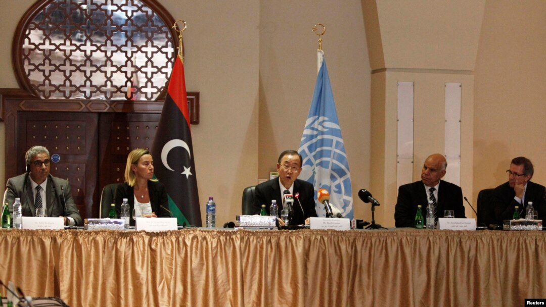Sekjen PBB Ban Ki-moon (tengah) menyerukan perdamaian dalam pertemuan di Tripoli, Libya, Oktober 2014. 