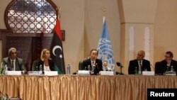 Sekjen PBB Ban Ki-moon (tengah) menyerukan perdamaian dalam pertemuan di Tripoli, Libya (11/10). (Reuters/Ismail Zitouny)