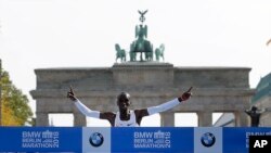 Eliud Kipchoge memenangkan "Berlin Marathon" hari Minggu (16/9).