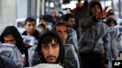 Migrantes abandonan en autobuses el campamento conocido como "La jungla" en Calais, Francia.