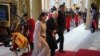 Raja Inggris Charles III (tengah) bersama Emir Qatar Sheikh Tamim bin Hamad Al Thani dan istrinya sheikha Jawaher tiba di Istana Buckhingham, inggris, pada 3 Desember 2024. (Foto: Jonathan Brady/Pool via Reuters)