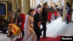 Raja Inggris Charles III (tengah) bersama Emir Qatar Sheikh Tamim bin Hamad Al Thani dan istrinya sheikha Jawaher tiba di Istana Buckhingham, inggris, pada 3 Desember 2024. (Foto: Jonathan Brady/Pool via Reuters)