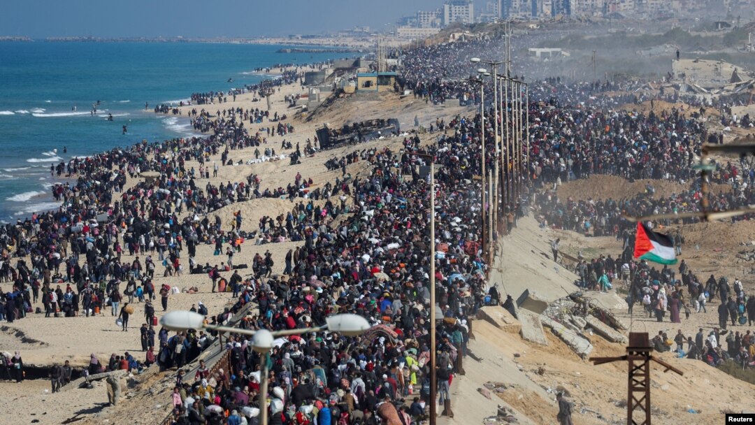 Người dân Palestine trên đường trở về nhà của họ ở miền bắc Gaza, trong bối cảnh lệnh ngừng bắn giữa Israel và Hamas, vào ngày 27 tháng 1 năm 2025.