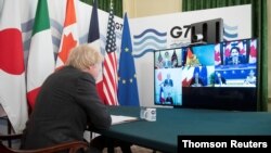 El primer ministro británico, Boris Johnson, preside la reunión virtual de líderes del G-7, desde Downing Street, en Londres, el 19 de febrero de 2021. 