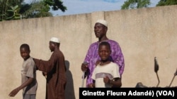 Quelques points d'installation des sans-abri avant le rapatriement à Cotonou, Benin, le 23 décembre 2017. (VOA/Ginette Fleure Adandé)