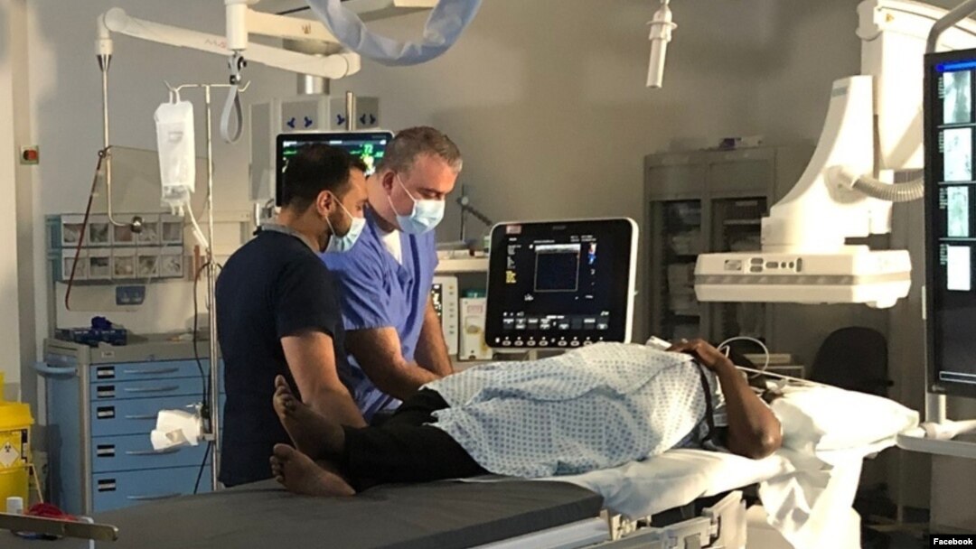 Dokter Mohammad Saoud dan dokter Ahlam Mutahar Muthanna, keduanya pengungsi, saat diwawancarai Sky News tentang pengalaman mereka bekerja Royal London Hospital. (Facebook/BartsHealth)