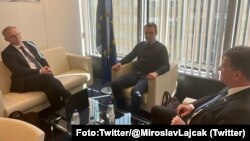 Predstavnici Kosova i Srbije Bekim Bislimi i Petar Petković u razgovoru sa Miroslavom Lajčakom (Foto:Twitter/@MiroslavLajcak)