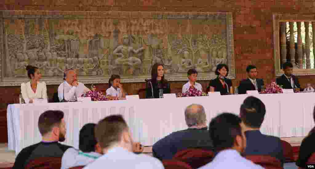 Actress and filmmaker Angelina Jolie sits in panel&#39;s press conference, which announces the premiere of the upcoming Netflix film in Siem Reap province, Cambodia on February 18, 2017. The film &ldquo;First They Killed My Father,&rdquo; based on Luong Ung&#39;s account of surviving the Khmer Rouge regime as a child, premiered Saturday night at an outdoor screening in Angkor Archeological Park. (Neou Vannarin/VOA Khmer)&nbsp;