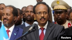 Presiden Somalia yang baru terpilih, Mohamed Abdullahi Farmajo diapit oleh presiden sebelumnya Hassan Sheikh Mohamud (kiri) berpidato di depan para anggota parlemen, setelah memenangkan pemilihan (8/2). Mogadishu, Somalia. (foto: REUTERS/Feisal Omar)