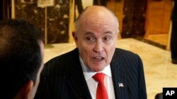 Mantan Walikota New York, Rudy Giuliani, memberikan keterangan kepada para wartawan di lobby Trump Tower, New York, 12 Januari 2017. (Foto: dok).