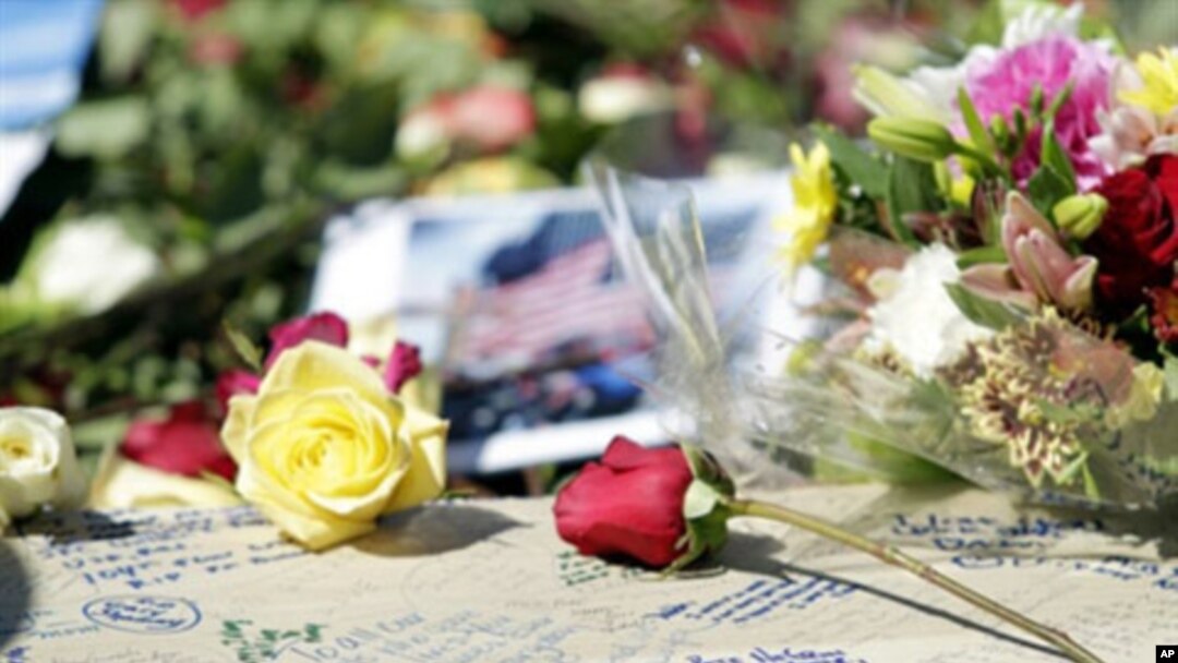 图为2010年9月11日人们在纽约世贸大厦原址缅怀9/11恐怖袭击的罹难者