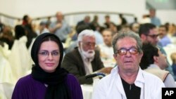 Sutradara film asal Iran Dariush Mehrjui dan istrinya Vahideh Mohammadifar menghadiri pertemuan sutradara di Teheran, Iran, pada 7 Juli 2015. (Foto: Abdolvahed Mirzazadeh, ISNA via AP)