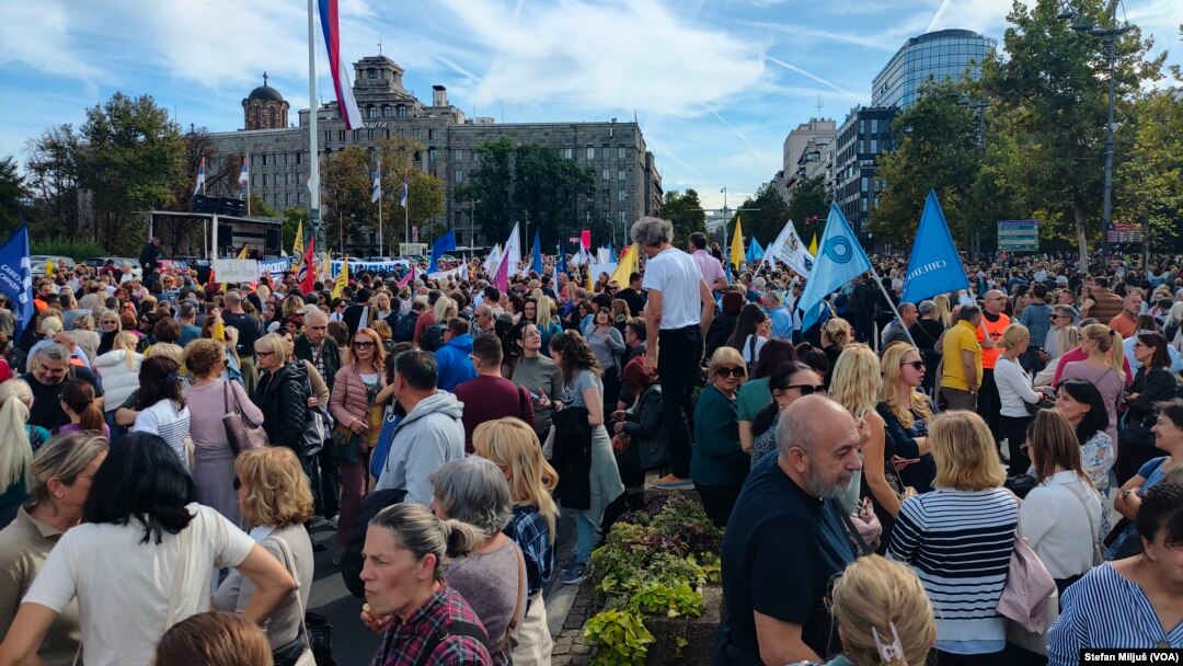 Protest prosvetnih radnika četiri reprezentativna sindikata obrazovanja u Beogradu (Glas Amerike / Stefan Miljuš)