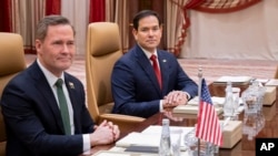 Američki državni sekretar Marco Rubio, desno, i savjetnik Bijele kuće za nacionalnu sigurnost Mike Waltz razgovaraju s ukrajinskim zvaničnicima u Džedi, Saudijska Arabija, 11. marta 2025.