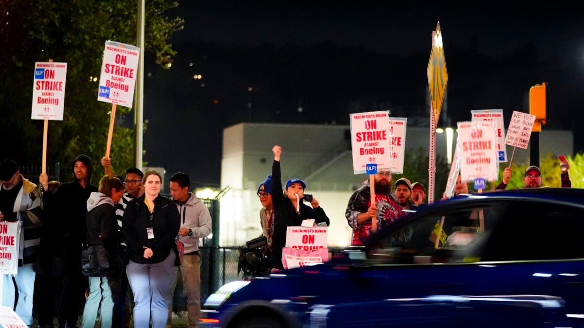 Boeing assembly workers accept new contract proposal during union talks