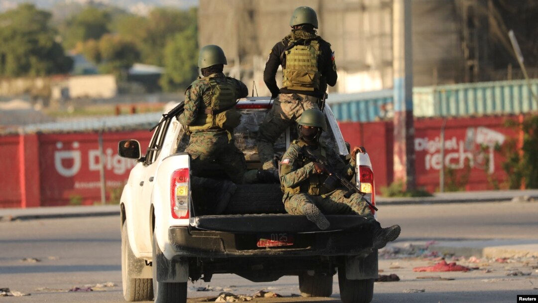 Tentara Haiti berpatroli di luar Bandara Internasional Toussaint Louverture menyusul baku tembak dengan geng bersenjata di sekitar bandara, ketika pemerintah mengumumkan keadaan darurat di tengah kekerasan, di Port-au-Prince, Haiti, 4 Maret 2024. (Foto: REUTERS /Ralph Tedy Erol)