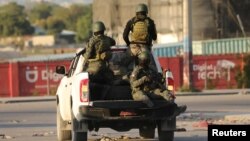 Tentara Haiti berpatroli di luar Bandara Internasional Toussaint Louverture menyusul baku tembak dengan geng bersenjata di sekitar bandara, ketika pemerintah mengumumkan keadaan darurat di tengah kekerasan, di Port-au-Prince, Haiti, 4 Maret 2024. (Foto: REUTERS /Ralph Tedy Erol)