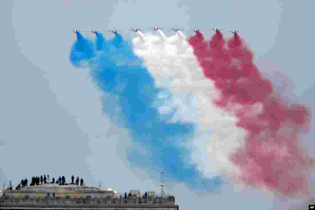 نمایش هوایی گروهی از جت‌های فرانسوی در روز تاریخی باستیل یا همان جشن‌های روز ملی فرانسه بر فراز آسمان پاریس. امسال جشن‌های این روز نمادین در فرانسه تحت تاثیر فراگیری کرونا قرار گرفته است.