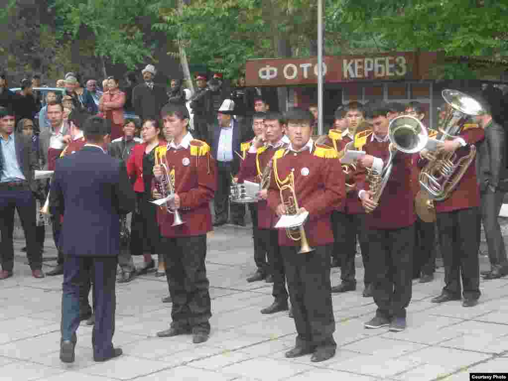 Yoshlar orkestri musiqa chalmoqda.