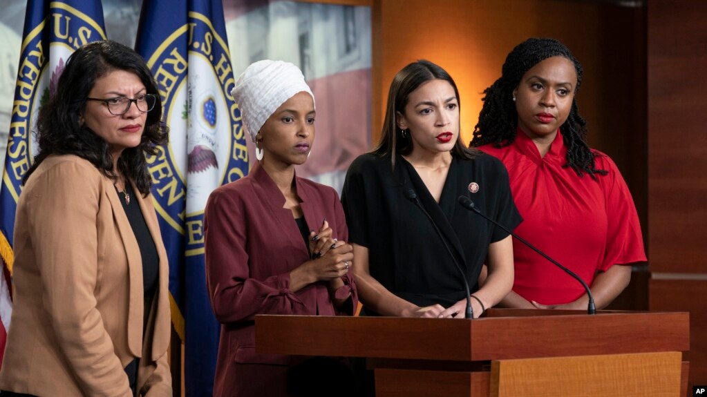 Từ trái: Rashida Tlaib, Ilhan Omar, Alexandria Ocasio-Cortez, và Ayanna Pressley.