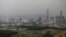 2016年3月6日,中国深圳和香港之间,河流和鱼塘将这两座城市分隔开来,香港边界的村屋面向深圳的摩天大楼。