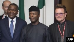 Nigerian Vice President Yemi Osinbajo (C) flanked by Africa's richest man, Aliko Dangote, (L) and international rock star Bono meet in Abuja, Aug. 29, 2016.