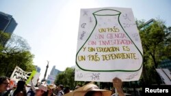 Seorang peserta pawai Hari Bumi mengacungkan poster di Mexico City, Meksiko, 22 April 2017. 