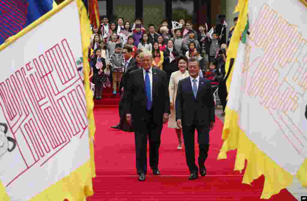 美国总统川普与韩国总统文在寅在首尔总统府青瓦台的欢迎仪式上（2017年11月7日）。